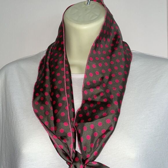 Vintage 70s or 80s gray with pink polka dots polyester neck scarf - Picture 2 of 5